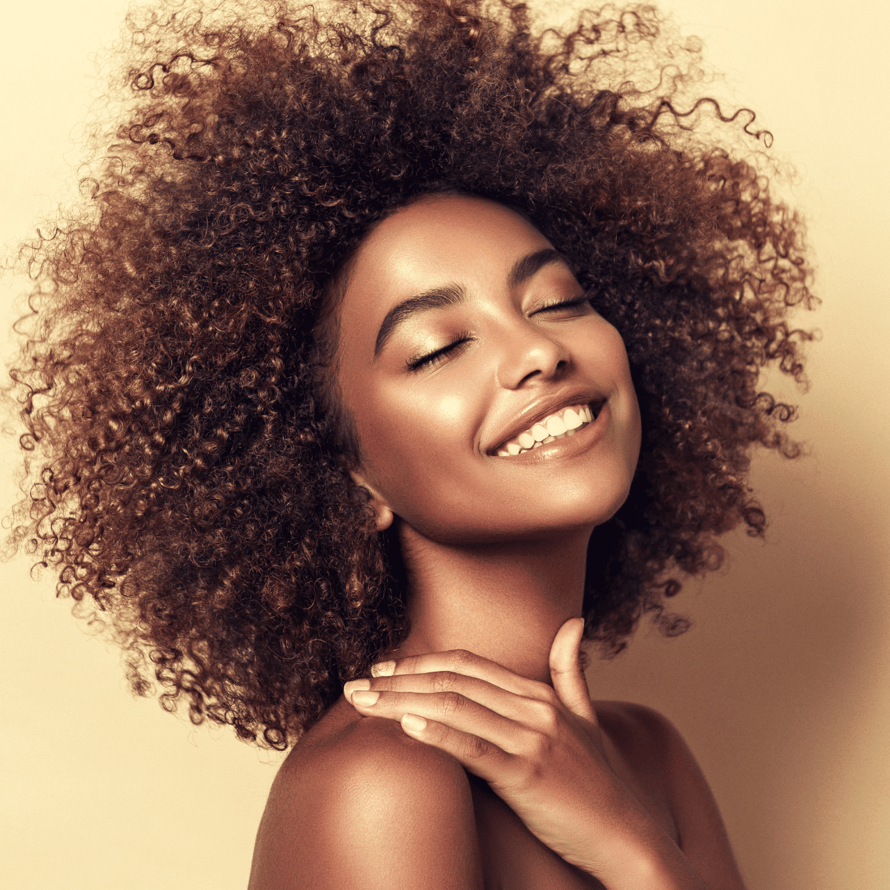Modèle de soins esthétiques, pose d’extension de cils, thérapies de rajeunissement de la peau, épilation, microneedling, maquillage permanent et services de beauté